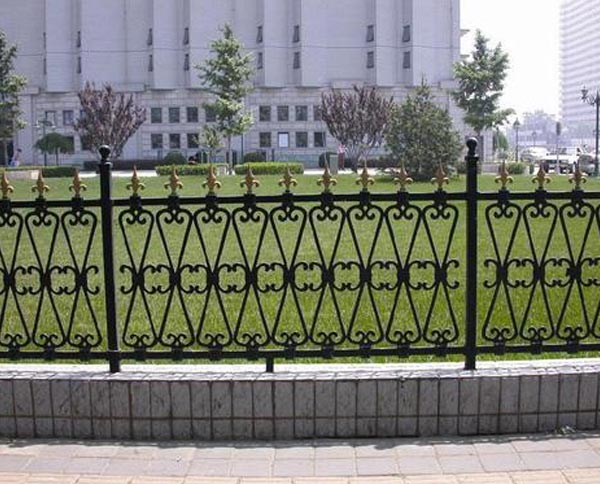 十堰鐵藝護欄有哪些優(yōu)缺點以及維護方式呢？